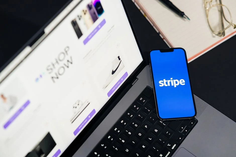 Vector icons showing a modern phone beside a computer monitor and credit card, with gray lines on a purple background